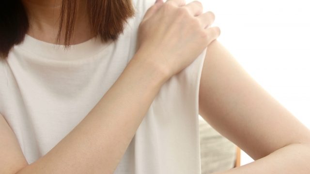 かたがいたい女性